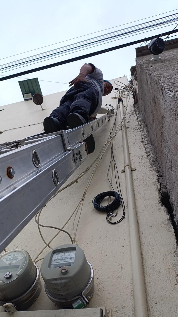 Cámara discreta en entrada moderna